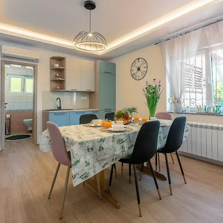 Apartment Einzigartiges Nur 200 Meter Zum Sandstrand Mit Meerblick, Parkplatz, Liegen, Klima Crikvenica