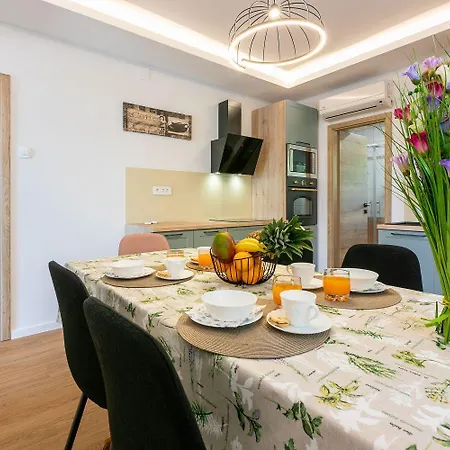 Apartment Einzigartiges Nur 200 Meter Zum Sandstrand Mit Meerblick, Parkplatz, Liegen, Klima