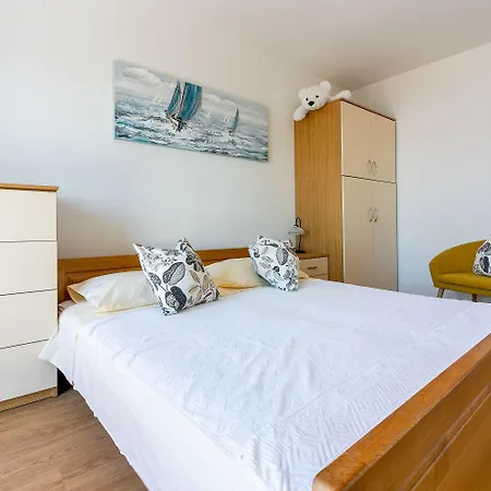 Apartment Einzigartiges Nur 200 Meter Zum Sandstrand Mit Meerblick, Parkplatz, Liegen, Klima